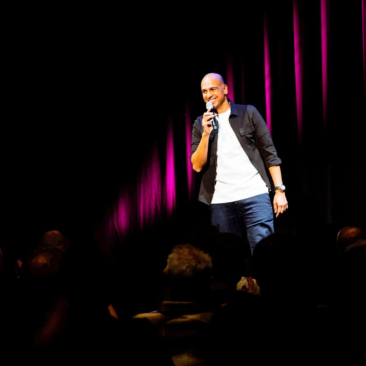 Leon's Comedy Club, beeld van de organisator